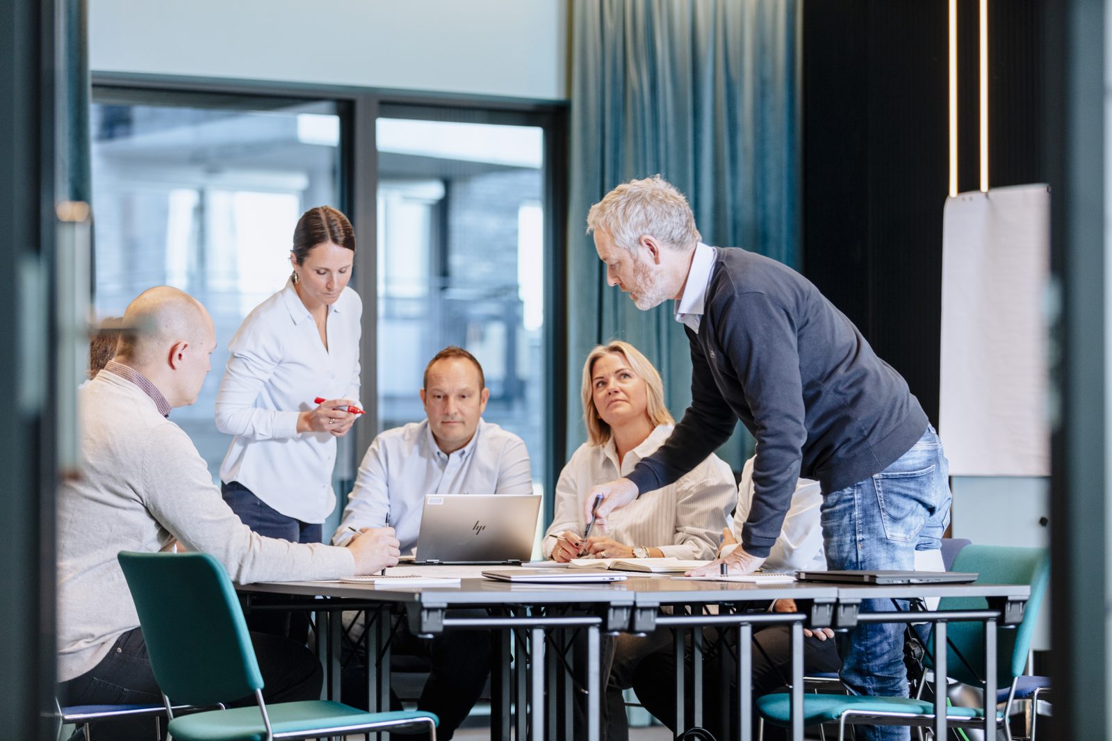 Rådgivere fra Lean Logistikk i arbeid ved bordet
