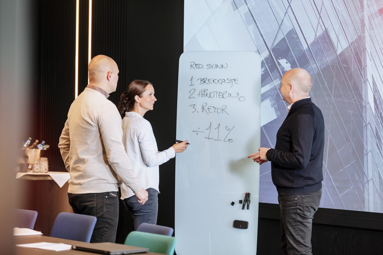 Gjennomgang på tavle hos Lean Logistikk